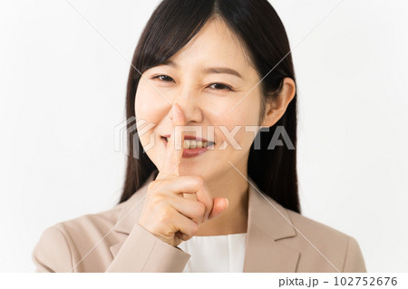 口に指を当てる若い女性 ビジネスイメージ 口に指を当てる若い女性 ビジネスイメージ 102752676
