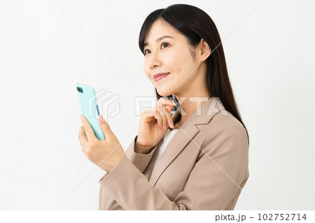 スマートフォンを持って考える若い女性 ビジネスイメージ スマートフォンを持って考える若い女性 ビジネスイメージ 102752714