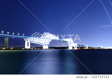 ライトアップされた東京ゲートブリッジと飛行機の軌跡 102753133