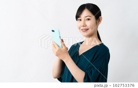 笑顔でスマートフォンを持つ若い女性 102753376