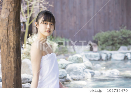のんびり露天風呂に入る若い女性 のんびり露天風呂に入る若い女性 102753470