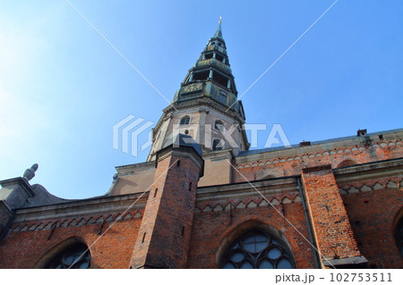 北欧バルト三国ラトビアの首都リガ　世界文化遺産のリガ旧市街歴史地区にある聖ペテロ教会 102753511