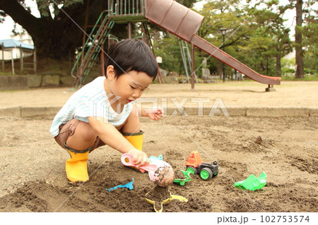 お砂場遊びする子ども お砂場遊びする子ども 102753574