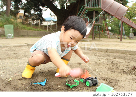 お砂場遊びする子ども お砂場遊びする子ども 102753577