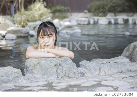 のんびり露天風呂に入る若い女性 102753604