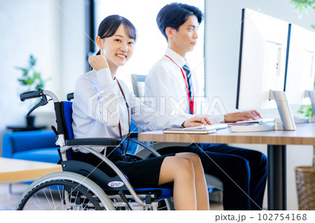 車椅子に座る若い女性 102754168