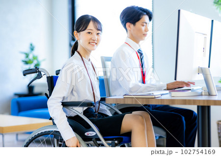 車椅子に座る若い女性 102754169