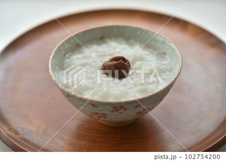 お粥と梅干し 102754200