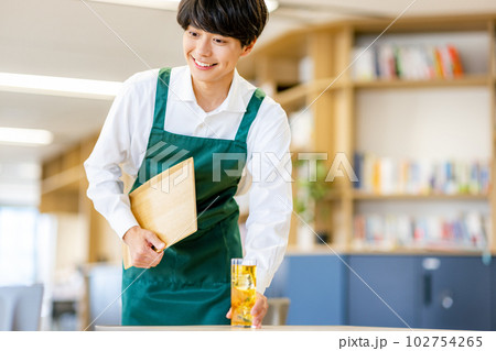 カフェ　男性　店員 102754265