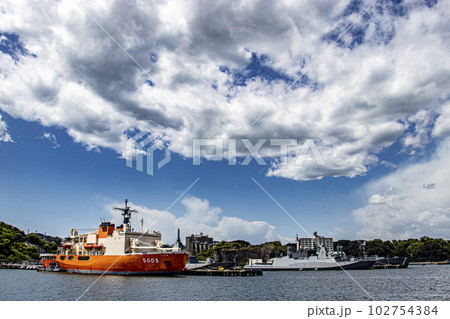海上自衛隊横須賀基地に停泊する南極観測砕氷船しらせとステルス護衛艦くまの 102754384