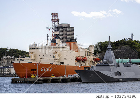 海上自衛隊横須賀基地に停泊する南極観測砕氷船しらせとステルス護衛艦くまの 海上自衛隊横須賀基地に停泊する南極観測砕氷船しらせとステルス護衛艦くまの 102754396