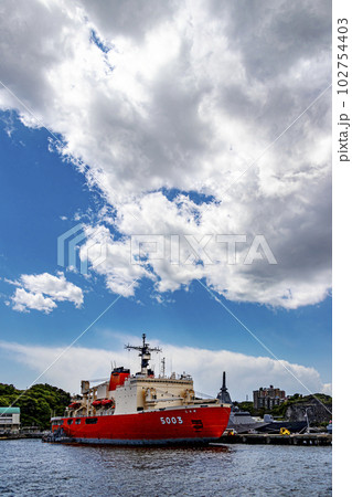 南極観測航海を終え帰港したばかりの海上自衛隊横須賀基地に停泊する砕氷船しらせ 102754403