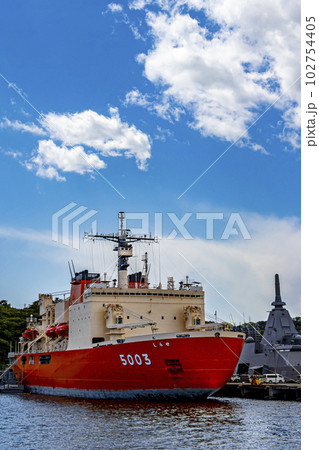 南極観測航海を終え帰港したばかりの海上自衛隊横須賀基地に停泊する砕氷船しらせ 南極観測航海を終え帰港したばかりの海上自衛隊横須賀基地に停泊する砕氷船しらせ 102754405