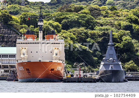 海上自衛隊横須賀基地に停泊する南極観測砕氷船しらせとステルス護衛艦くまの 102754409