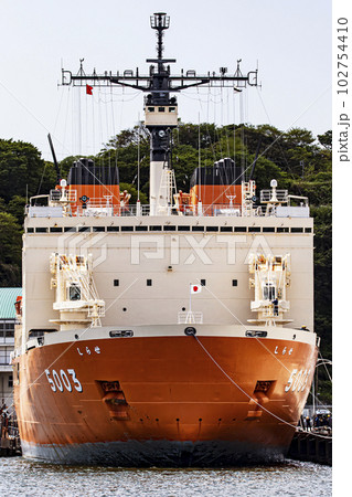 南極観測航海を終え帰港したばかりの海上自衛隊横須賀基地に停泊する砕氷船しらせ 102754410
