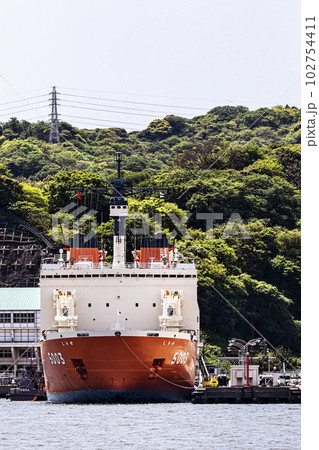南極観測航海を終え帰港したばかりの海上自衛隊横須賀基地に停泊する砕氷船しらせ 102754411