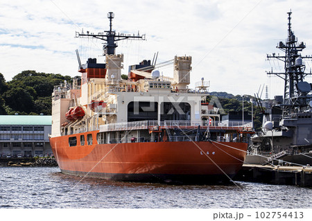 海上自衛隊横須賀基地に停泊して南極観測の出港準備をする砕氷船しらせ 102754413