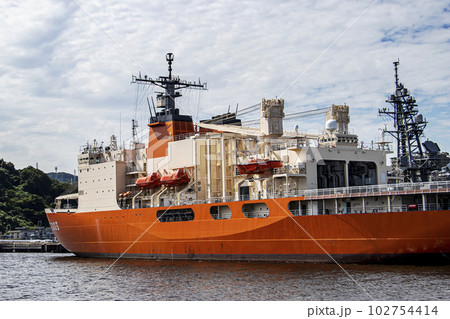 海上自衛隊横須賀基地に停泊して南極観測の出港準備をする砕氷船しらせ 102754414