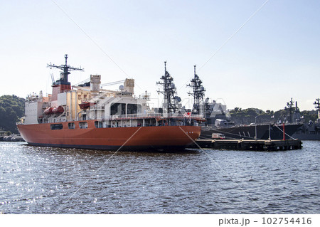 海上自衛隊横須賀基地に停泊して南極観測の出港準備をする砕氷船しらせ 102754416