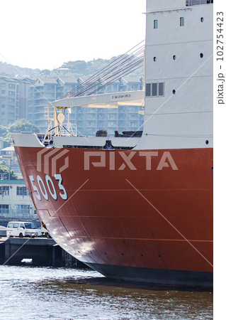 海上自衛隊横須賀基地に停泊して南極観測の出港準備をする砕氷船しらせ 102754423