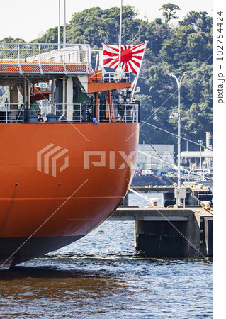 海上自衛隊横須賀基地に停泊して南極観測の出港準備をする砕氷船しらせ 102754424