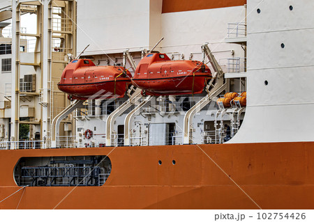 海上自衛隊横須賀基地に停泊する南極観測砕氷船しらせの救命艇 102754426