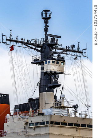 海上自衛隊横須賀基地に停泊する南極観測砕氷船しらせのメインマスト 102754428