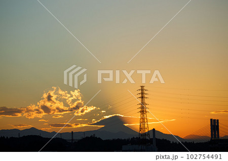 夕景_鉄塔_富士山 102754491