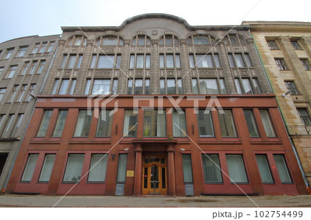 北欧バルト三国ラトビアの首都リガ　世界文化遺産のリガ旧市街歴史地区で見られる建物 102754499