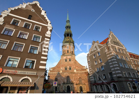北欧バルト三国ラトビアの首都リガ　世界文化遺産のリガ旧市街歴史地区にある聖ペテロ教会 102754621