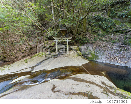 川が流れる深谷龍鎮渓谷の龍鎮神社 102755301