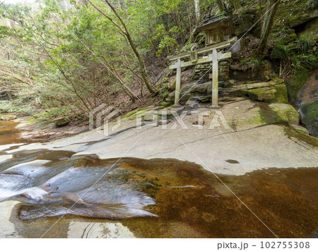 川が流れる深谷龍鎮渓谷の龍鎮神社 102755308