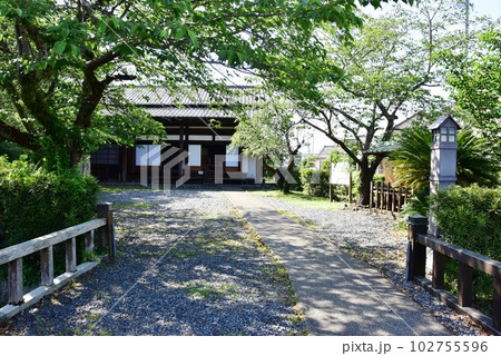 島田市　島田宿大井川川越遺跡の川会所と新緑 102755596