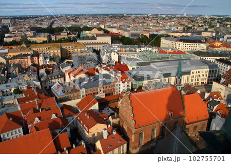 北欧バルト三国ラトビアの首都リガ　世界文化遺産のリガ旧市街歴史地区の聖ペテロ教会尖塔展望台からの景色 102755701