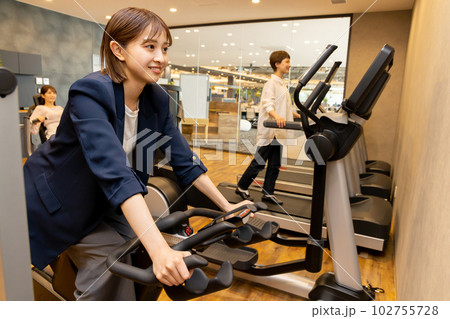 会社の福利厚生　フィットネスジム　働き方改革　効率化 102755728