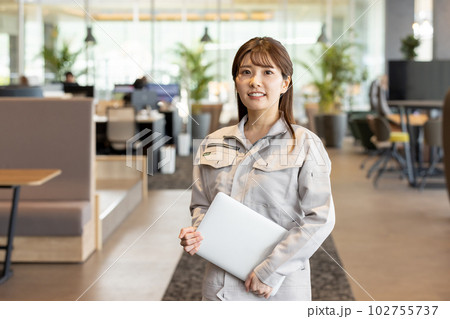 クリエイティブオフィスで働く作業着の女性 102755737