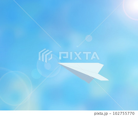 青空の中を飛ぶ白い紙飛行機 102755770
