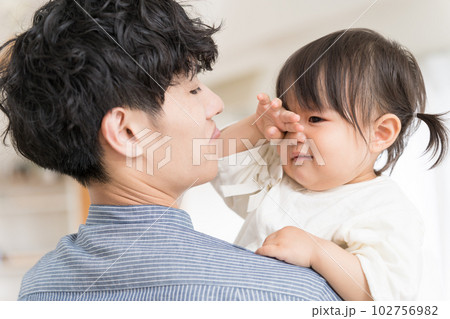 ぐずる子どもをあやしているお父さん 102756982