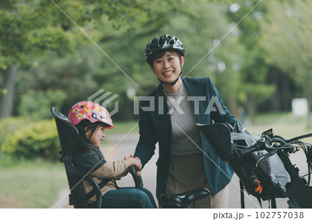 母子ともに自転車用ヘルメットの着用 102757038