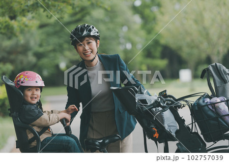 母子ともに自転車用ヘルメットの着用 102757039