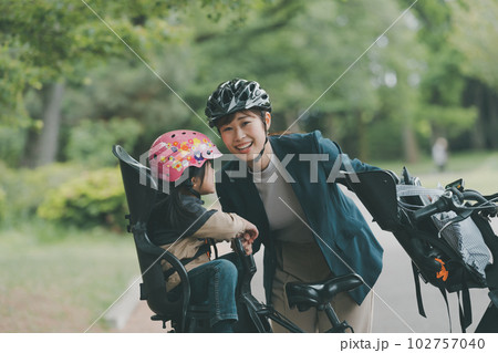 母子ともに自転車用ヘルメットの着用 母子ともに自転車用ヘルメットの着用 102757040