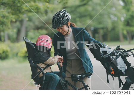 母子ともに自転車用ヘルメットの着用 102757041