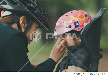 母子ともに自転車用ヘルメットの着用 母子ともに自転車用ヘルメットの着用 102757043