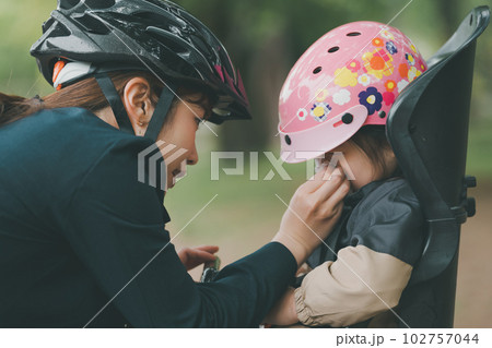 母子ともに自転車用ヘルメットの着用 母子ともに自転車用ヘルメットの着用 102757044
