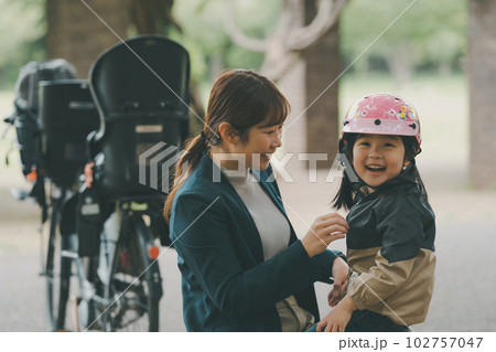 自転車用ヘルメットの着用 自転車用ヘルメットの着用 102757047