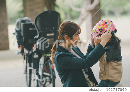 自転車用ヘルメットの着用 102757049