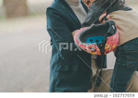 自転車用ヘルメットの着用を嫌がる4歳児 自転車用ヘルメットの着用を嫌がる4歳児 102757059