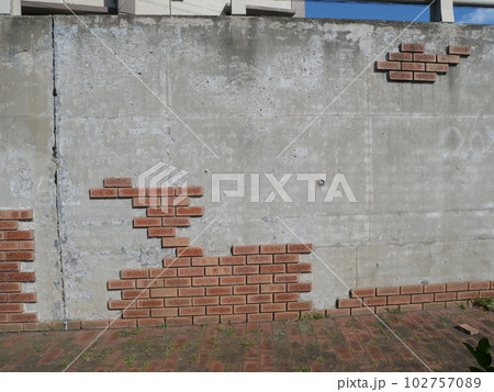 味のある赤レンガの壁　ヨーロッパレトロ風景 102757089