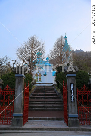 丘の上に建つ夕暮れ時の教会 102757128