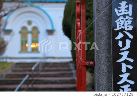 明かりが灯る教会(イメージ) 102757129